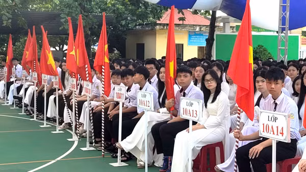 Học sinh Trường trung học phổ thông Phan Đình Phùng, tỉnh Quảng Trị chỉnh tề theo hàng lối chờ kết nối lễ khai giảng năm học mới với các điểm cầu cả nước. (Ảnh: HG)