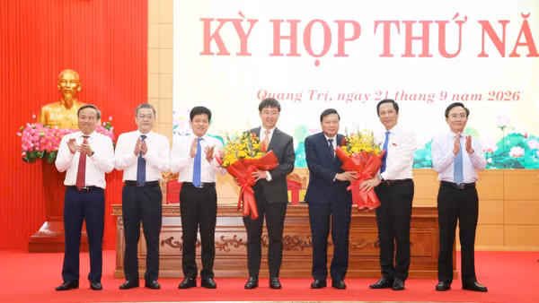 Tân Chủ tịch Ủy ban nhân dân tỉnh Quảng Trị Bùi Hoàng Phương (thứ 4 từ trái sang) nhận hoa chúc mừng. (Ảnh: HG)