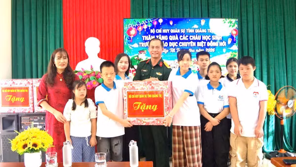 Đại diện Bộ Chỉ huy Quân sự tỉnh Quảng Trị tặng quà Trung thu cho học sinh Trường Giáo dục chuyên biệt Đồng Hới (Ảnh: HG)