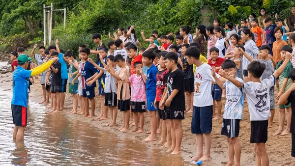 Khai giảng lớp học bơi miễn phí bên bờ sông Son, tại xã Phong Nha, tỉnh Quảng Trị.