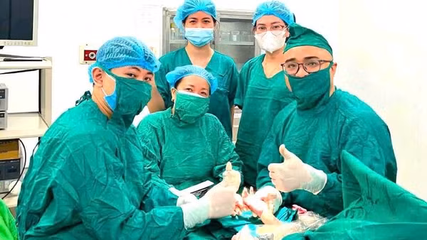 Ê-kíp của Bệnh viện đa khoa khu vực Bắc Quảng Trị tiến hành phẫu thuật cấp cứu, điều trị tổn thương nặng bàn tay cháu bé (Ảnh: Bệnh viện cung cấp)