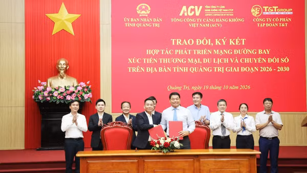Lễ ký kết hợp tác giữa Ủy ban nhân dân tỉnh Quảng Trị với ACV và Tập đoàn T&T về xúc tiến thị trường, phát triển vận tải hàng không. (Ảnh: HG)