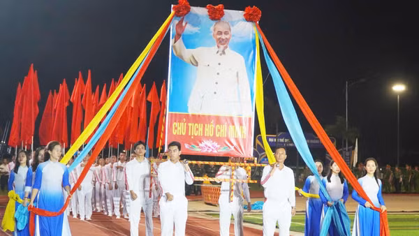 Chân dung Chủ tịch Hồ Chí Minh tại lễ khai mạc. (Ảnh: HƯƠNG GIANG)