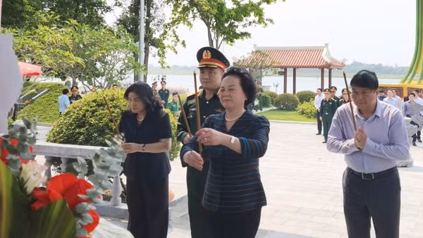 Phó Thủ tướng Phạm Thị Thanh Trà, dâng hương tại Khu tưởng niệm 16 thanh niên xung phong tại bến phà Long Đại II.