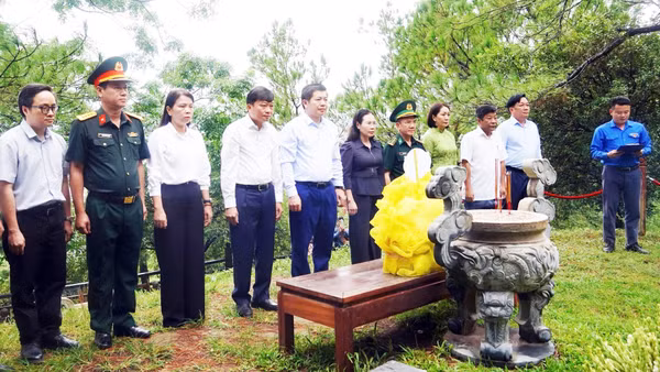 Đoàn đại biểu lãnh đạo tỉnh Quảng Trị dâng hương, dâng hoa tưởng niệm Đại tướng Võ Nguyên Giáp tại Vũng Chùa, xã Phú Trạch. (Ảnh: DIỆP ĐỒNG)