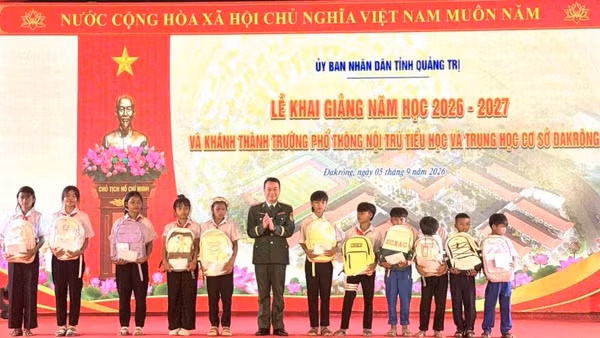 Đại tá Trịnh Thanh Bình, Chỉ huy trưởng Ban Chỉ huy Bộ đội Biên phòng Quảng Trị tặng quà cho học sinh Trường phổ thông nội trú tiểu học và trung học cơ sở Đakrông. (Ảnh: HG)
