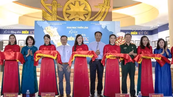 Các đại biểu cắt băng khai mạc triển lãm.