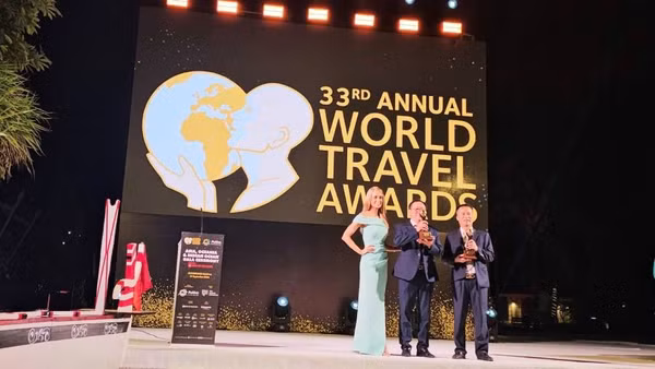 Đại diện lãnh đạo Vườn quốc gia Phong Nha-Kẻ Bàng nhận 2 Giải thưởng World Travel Awards 2026 tối 27/9, tại Maldives. (Ảnh: HN)
