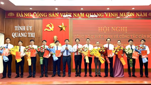 Các đồng chí lãnh đạo tỉnh Quảng Trị trao quyết định và tặng hoa các cán bộ được điều động, phân công, chỉ định nhiệm vụ. (Ảnh: HG)