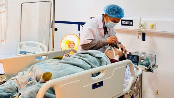 Bác sĩ cấp cứu cho bệnh nhân bị ngộ độc khí CO. (Ảnh: HL)
