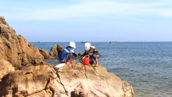 Cán bộ chức năng của Sở Nông nghiệp và Môi trường Quảng Trị lấy mẫu nước biển khu vực Đá Nhảy để phân tích, đánh giá chất lượng nước. (Ảnh: HG)