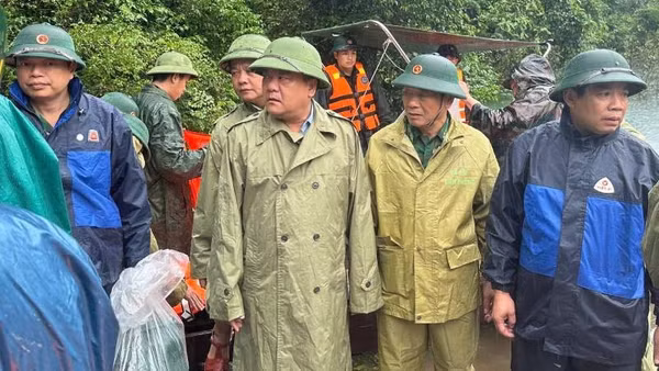 Chủ tịch tỉnh Quảng Trị Trần Phong (thứ 3 từ phải sang) kiểm tra việc ứng phó với mưa lũ ở vùng đồng bào Rục, xã Kim Điền chiều 3/11.