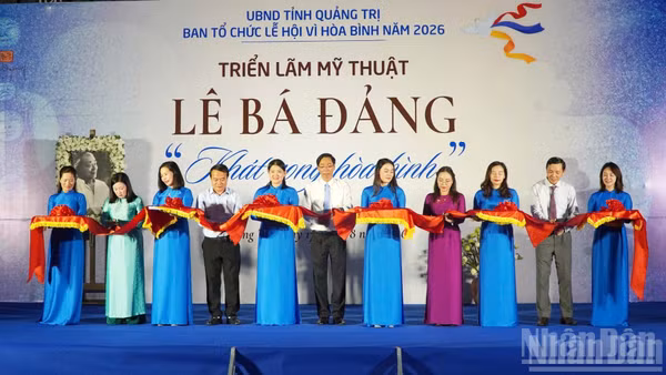 Các đại biểu cắt băng khai mạc triển lãm “Lê Bá Đảng-Khát vọng hòa bình”. (Ảnh: HOÀNG PHÚC)