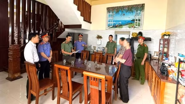 Cơ quan An ninh điều tra Công an tỉnh thi hành lệnh bắt bị can để tạm giam đối với ông Nguyễn Văn Đông.
