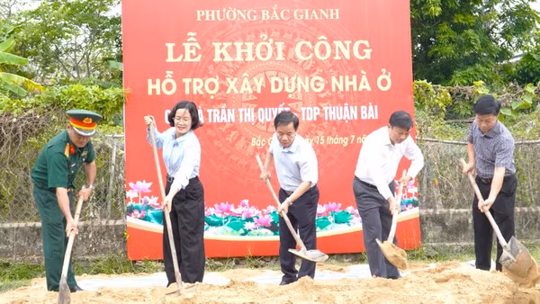 Các đồng chí lãnh đạo tỉnh Quảng Trị thực hiện nghi thức khởi công xây dựng nhà ở cho bà Nguyễn Thị Quyết, ở phường Bắc Gianh.