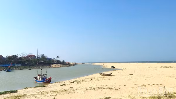 Cửa lạch sông Dinh, xã Nam Trạch, tỉnh Quảng Trị bị bồi lắng nghiêm trọng.