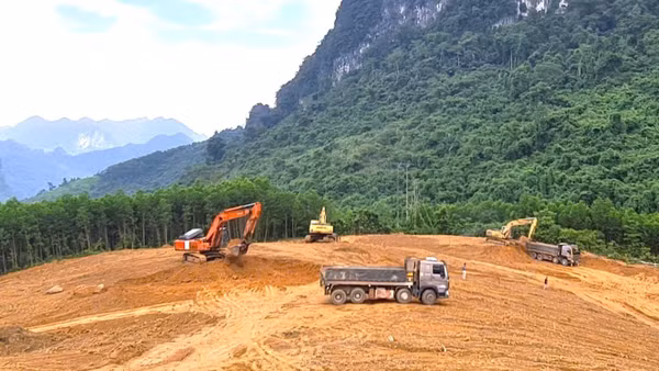 Đơn vị thi công san gạt mặt bằng để xây dựng Trường nội trú liên cấp xã Trường Sơn, tỉnh Quảng Trị tại bản Rào Tràng. (Ảnh: HG)