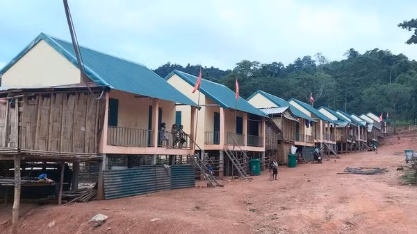 Khu tái định cư phòng, chống thiên tai ở bản Ban, xã Thượng Trạch, tỉnh Quảng Trị vừa được xây dựng khang trang, hạ tầng đồng bộ bên đường 20 Quyết Thắng. (Ảnh: HG)