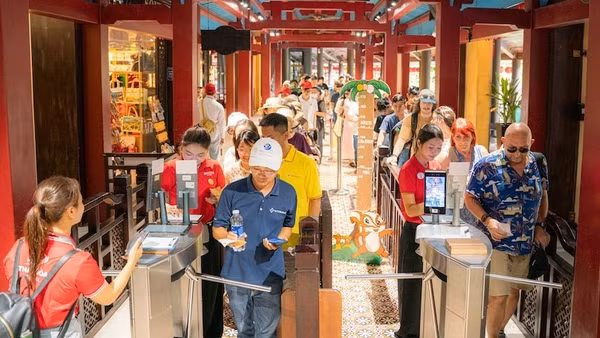 Du khách tham quan Sun World Bà Nà Hills dịp Quốc khánh 2/9. (Ảnh: ANH ĐÀO)