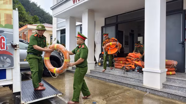 Công an xã Avương sẵn sàng các phương án hỗ trợ người dân phòng tránh mưa lũ. (Ảnh: Công an xã Avương cung cấp)