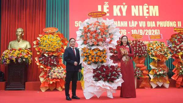 Đồng chí Bùi Thị Quỳnh Vân, Ủy viên Trung ương Đảng, Phó Trưởng Ban Tổ chức Trung ương tặng hoa chúc mừng Vụ Địa phương 2. (Ảnh: PHẠM THỦY)