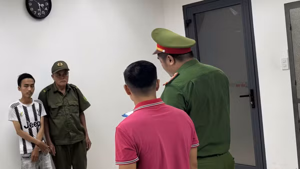 Cơ quan chức năng tống đạt quyết định khởi tố vụ án, khởi tố bị can và bắt tạm giam đối với Hồ Nhật Thống. (Ảnh: Công an cung cấp)