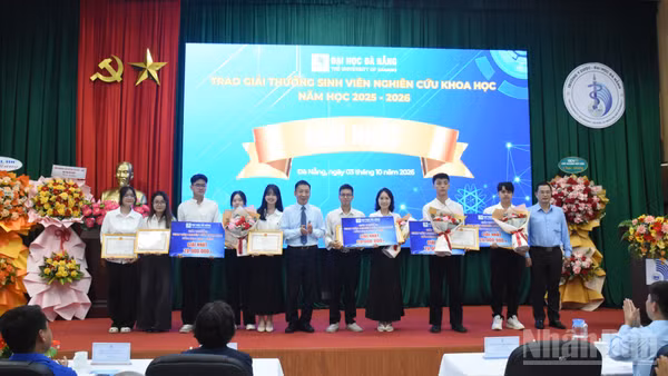 Đại học Đà Nẵng vinh danh sinh viên đạt thành tích cao trong nghiên cứu khoa học. (Ảnh: ANH ĐÀO)