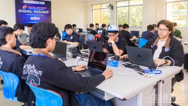 Các đội xuất sắc bước vào vòng thi chung kết sáng 19/9. (Ảnh: ANH ĐÀO)