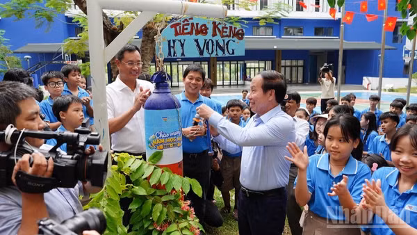 Đồng chí Lê Tiến Châu, Ủy viên Trung ương Đảng, Phó Thủ tướng Chính phủ thực hiện nghi thức đánh kẻng chào mừng năm học mới tại Trường Hy Vọng. (Ảnh: ANH ĐÀO)