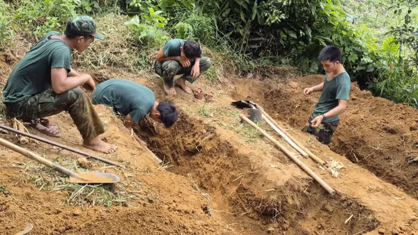 Khu vực Gò May, thôn Phước Viên, xã Nông Sơn, lực lượng chức năng phát hiện 2 hài cốt liệt sĩ cùng một số di vật. (Ảnh: THU PHƯƠNG)