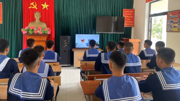 Các chiến sĩ thuộc Tiểu đoàn Thông tin 4 xem chương trình Luật siêu dễ. (Ảnh: NGỌC VĨNH)