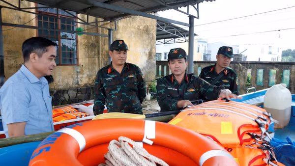 Đại tá Nguyễn Thế Vinh, Chỉ huy trưởng Bộ Chỉ huy quân sự thành phố kiểm tra vật chất cứu hộ cứu nạn tại xã Duy Nghĩa. (Ảnh: QUANG CƯỜNG)