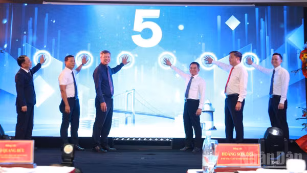 Các đại biểu thực hiện nghi thức khai mạc Lễ hội Lễ hội Đổi mới Sáng tạo Sơn Trà 2026. (Ảnh: ANH ĐÀO)