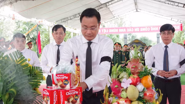 Bí thư Thành ủy Đà Nẵng Lê Ngọc Quang dâng hương tại lễ viếng, truy điệu và an táng 14 hài cốt liệt sĩ. (Ảnh: QUANG CƯỜNG)