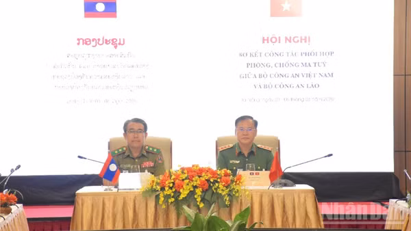 Các đồng chí Thượng tướng Nguyễn Văn Long và Trung tướng Kongsavat Bounlieng dự, chỉ đạo hội nghị. (Ảnh: ANH ĐÀO)