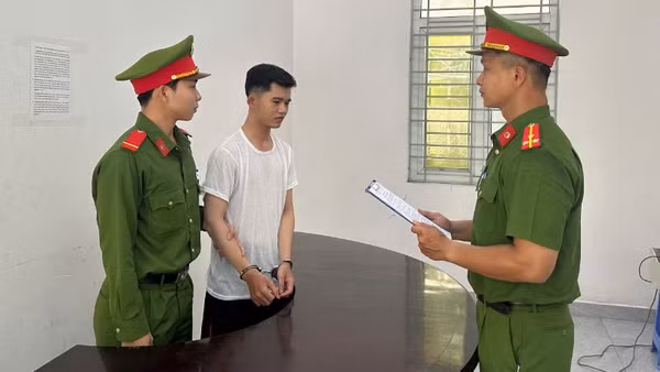 Lực lượng chức năng thi hành Lệnh bắt bị can để tạm giam đối với Đỗ Phú Tâm. (Ảnh: Công an cung cấp) 