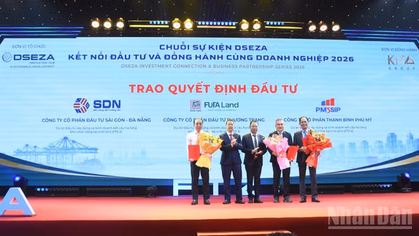 Lãnh đạo thành phố Đà Nẵng trao các Quyết định chấp thuận đầu tư và Giấy chứng nhận đăng ký đầu tư cho các dự án hạ tầng Vị trí số 2, Vị trí số 3 và Vị trí số 4 thuộc Khu thương mại tự do, tháng 6/2026. (Ảnh: ANH ĐÀO)