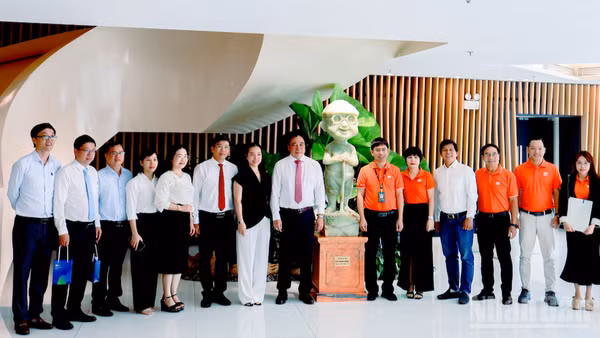 Đồng chí Nguyễn Khắc Toàn, Ủy viên Trung ương Đảng, Phó Bí thư Thường trực Thành ủy Đà Nẵng thăm, làm việc với Tập đoàn FPT tại Đà Nẵng. (Ảnh: ANH ĐÀO)