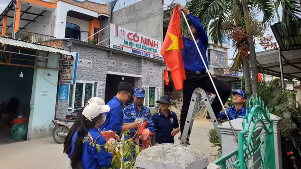 Hải đoàn 21 cùng nhân dân thôn Sâm Linh xây dựng “Đường cờ Tổ quốc”. (Ảnh: VĂN THƯỜNG)