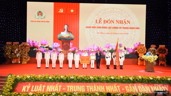 Công an thành phố Đà Nẵng đón nhận danh hiệu Anh hùng Lực lượng vũ trang nhân dân. (Ảnh: ANH ĐÀO)