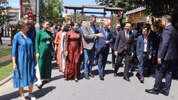 Thủ tướng Ba Lan Donald Tusk và Đoàn đại biểu cấp cao Ba Lan thăm Di sản văn hóa thế giới Đô thị cổ Hội An, Đà Nẵng. (Ảnh: ĐX)