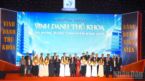 Đại học Đà Nẵng vinh danh thủ khoa và trao học bổng cho sinh viên. (Ảnh: ANH ĐÀO)