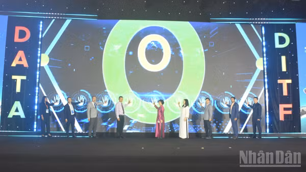 Các đại biểu thực hiện nghi thức khai mạc Ngày hội Du lịch Quốc tế Đà Nẵng 2026 (DITF 2026). (Ảnh: ANH ĐÀO)