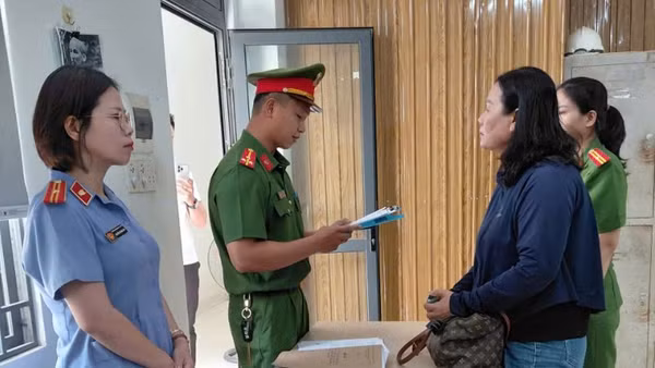 Công an thành phố Đà Nẵng đã thi hành Lệnh bắt bị can để tạm giam đối với Hồ Thị Ánh. (Ảnh: Công an cung cấp)