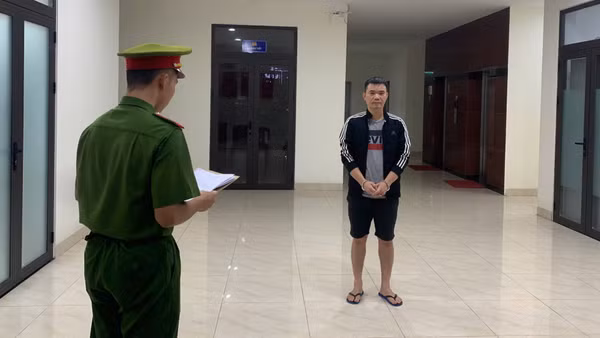 Trần Văn Quân tại cơ quan điều tra. (Ảnh: Công an cung cấp)