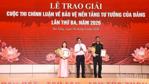 Đồng chí Nguyễn Khắc Toàn, Ủy viên Trung ương Đảng, Phó Bí thư Thường trực Thành ủy, Trưởng Ban Chỉ đạo 35 Thành ủy Đà Nẵng trao giấy chứng nhận cho 2 tác phẩm đoạt giải A. (Ảnh: ANH ĐÀO)