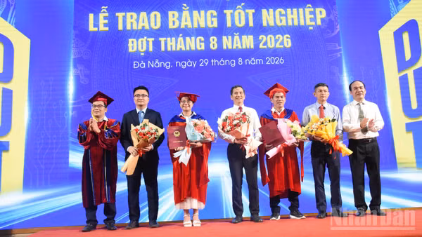 Trường đại học Bách khoa (Đại học Đà Nẵng) trao bằng cho các tân Tiến sĩ. (Ảnh: ANH ĐÀO)