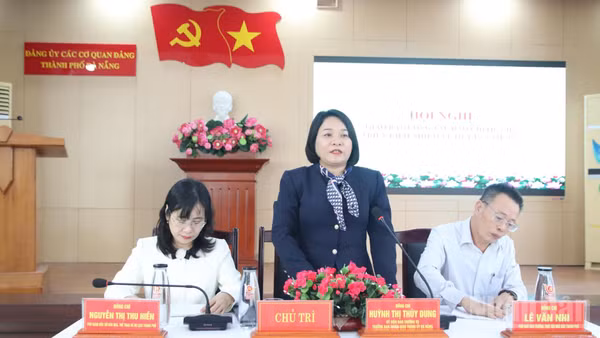 Bà Huỳnh Thị Thùy Dung, Trưởng Ban Tuyên giáo Thành ủy Đà Nẵng phát biểu ý kiến tại hội nghị. (Ảnh: ANH ĐÀO)