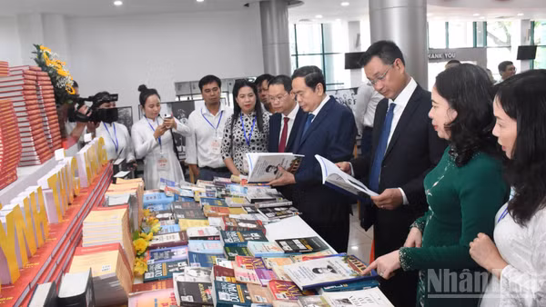 Các đại biểu tham quan không gian trưng bày, triển lãm sách và tư liệu về cụ Huỳnh Thúc Kháng. (Ảnh: ANH ĐÀO)