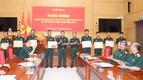 Tư lệnh Quân khu 5 trao bằng khen 2 tập thể, 12 cá nhân có thành tích xuất sắc trong tham gia Hội thao Xạ thủ bắn tỉa toàn quân năm 2026. (Ảnh: TRẦN TUẤN)